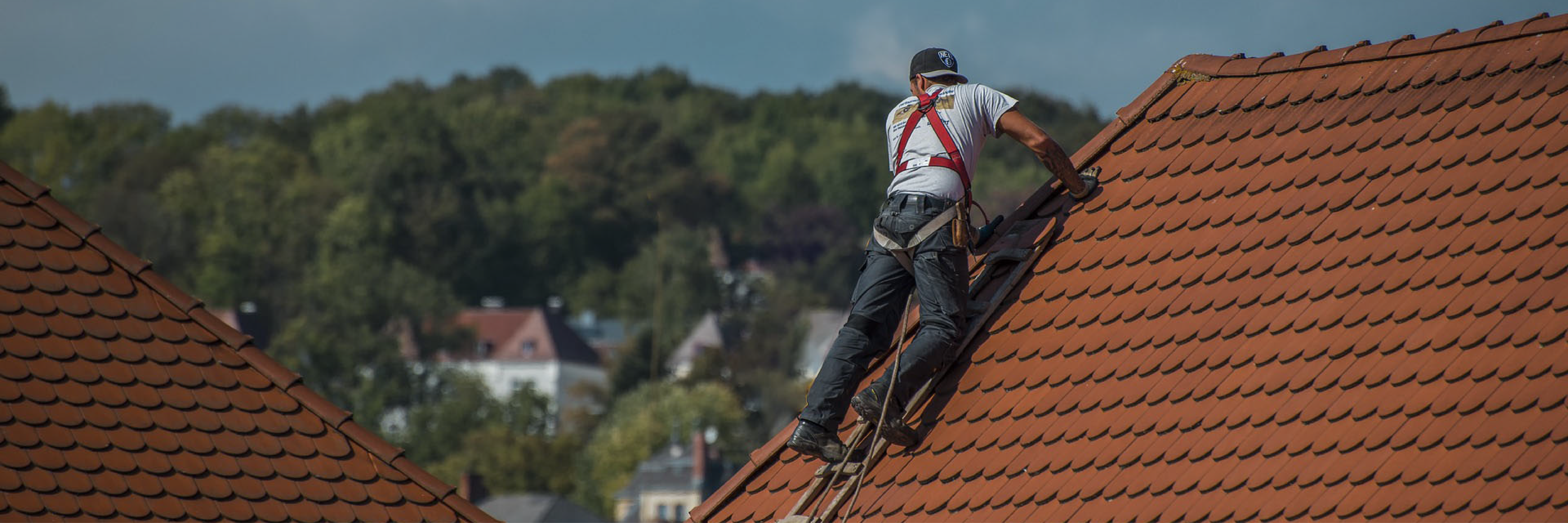 Inspection et entretien d'une toiture par un couvreur